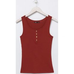 Top basic z guzikami - Bordowy. Czerwone topy damskie Sinsay, s, bez wzorów, bez kołnierzyka. Za 15,99 zł.