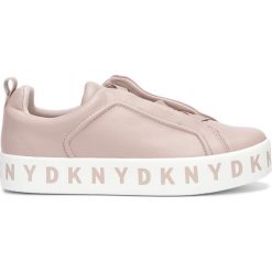 DKNY Bashi Slip On Buty Różowy Beżowy. Różowe trampki i tenisówki damskie DKNY, bez wzorów, ze skóry, bez zapięcia. Za 822,95 zł.