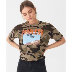 T-shirt camo z nadrukiem - Wielobarwn. Zielone t-shirty damskie House, s, z nadrukiem, bez kołnierzyka. W wyprzedaży za 19,99 zł.