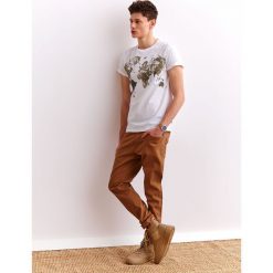 T-shirt z nadrukiem. Białe t-shirty męskie Top Secret, na lato, m, z nadrukiem, z bawełny, klasyczne, bez kołnierzyka, krótkie. Za 39,99 zł.