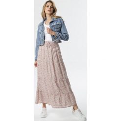 Jasnoróżowa Spódnica Symaithis. Różowe spódniczki damskie Born2be, na lato, s, w kwiaty, eleganckie, maxi. Za 74,99 zł.