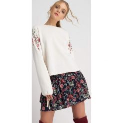 Bluzy damskie: Bluza z kwiatowym haftem