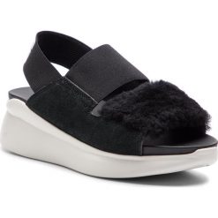 Sandały UGG - W Silverlake 1101919 W/Bkw. Czarne klapki damskie Ugg, bez wzorów, z zamszu, bez obcasa, na obcasie. W wyprzedaży za 399,00 zł.