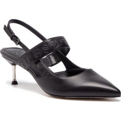 Sandały GUESS - Kylin FL6KYL LEA05 BLKBL. Czarne klapki damskie Guess, z aplikacjami, ze skóry ekologicznej, bez obcasa, na obcasie. W wyprzedaży za 519,00 zł.