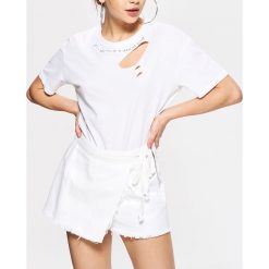 Bermudy damskie: Szorty z wiązaniem high waist – Biały