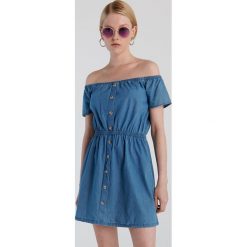 Denimowa sukienka mini -. Sukienki damskie Sinsay, s, bez wzorów, bez kołnierzyka, bez rękawów, mini. W wyprzedaży za 49,99 zł.