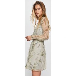 Answear - Sukienka Secret Garden. Zielone sukienki damskie ANSWEAR, na co dzień, s, bez wzorów, z poliesteru, casualowe, bez kołnierzyka, bez rękawów, mini, rozkloszowane. W wyprzedaży za 119,90 zł.