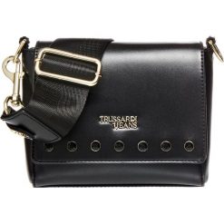 Trussardi Jeans torebka crossbody czarna 75B00669-9Y099997. Czarne torebki klasyczne damskie Trussardi Jeans, bez wzorów, z jeansu, małe, bez dodatków. Za 399,00 zł.