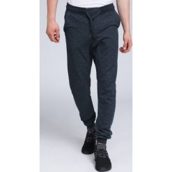 Spodnie dresowe męskie SPMD003 - denim melanż. Szare spodnie dresowe męskie marki 4f, m, melanż, z bawełny. W wyprzedaży za 129,99 zł.