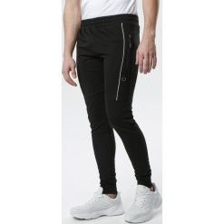 Czarne Spodnie Chadwick. Czarne spodnie męskie Born2be, na co dzień, s, bez wzorów, z dresówki, klasyczne. Za 59,99 zł.