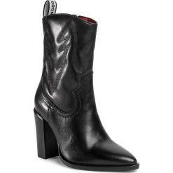 Kozaki BRONX - 34115-B Black 01. Czarne kozaki damskie Bronx, ze skóry, bez obcasa, bez zapięcia. Za 689,00 zł.