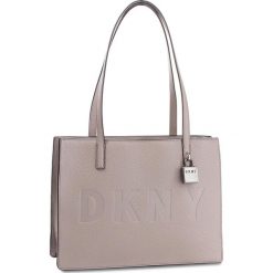 Torebka DKNY - Commuter-Lg Tz Tote R83AA667 Warm Gray WG5. Szare torebki klasyczne damskie DKNY, bez wzorów, ze skóry, klasyczne, na ramię, bez dodatków. W wyprzedaży za 589,00 zł.