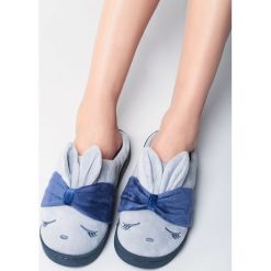 Niebieskie Kapcie Rabbit Burrow. Czerwone kapcie damskie marki other, z materiału. Za 39,99 zł.