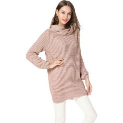Sweter w kolorze jasnoróżowym. Różowe swetry damskie Swetry na chłodne dni, bez wzorów, ze splotem, bez rękawów, bez kaptura. W wyprzedaży za 119,95 zł.