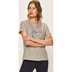 Vero Moda - T-shirt. Czarne bluzki damskie Vero Moda, s, z nadrukiem, z bawełny, z okrągłym kołnierzem. W wyprzedaży za 49,90 zł.