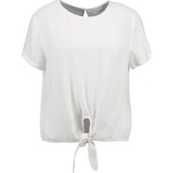 Bluzki asymetryczne: JUST FEMALE CECILIE TEE Bluzka white