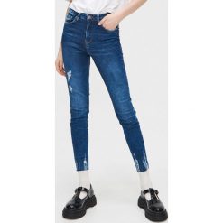 Jeansy push up z przetarciami - Niebieski. Niebieskie jeansy damskie Cropp. Za 99,99 zł.