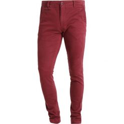 Knowledge Cotton Apparel PISTOL JOE Spodnie materiałowe tawny red. Czerwone spodnie męskie marki Knowledge Cotton Apparel, m, bez wzorów, z elastanu. W wyprzedaży za 367,20 zł.