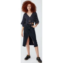 Jeansowa spódnica midi z rozcięciem z przodu. Niebieskie spódniczki damskie Pull&Bear, bez wzorów, z jeansu, midi. Za 99,90 zł.