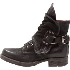 A.S.98 Botki kowbojki i motocyklowe nero. Czarne botki damskie marki A.S.98, ze skóry, bez obcasa, na sznurówki. Za 819,00 zł.