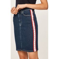 Calvin Klein Jeans - Spódnica jeansowa. Niebieskie spódniczki damskie Calvin Klein Jeans, na co dzień, z aplikacjami, z elastanu, casualowe, z podwyższonym stanem, mini, ołówkowe. Za 359,90 zł.