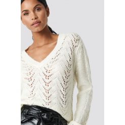 NA-KD Trend Sweter z dekoltem V - White,Offwhite. Białe swetry oversize damskie NA-KD Trend, z dzianiny. Za 202,95 zł.