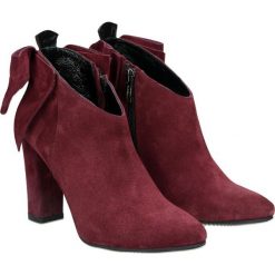 KARINO 2493-009 BORDO ZAMSZ 37 - KARINO2493-009BORDO37 - bordowy - Botki. Czerwone botki damskie Karino, z zamszu, bez obcasa, bez zapięcia. W wyprzedaży za 197,40 zł.