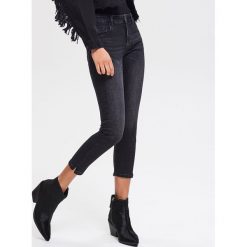 Jeansy slim cropped - Czarny. Czarne jeansy damskie Reserved. Za 89,99 zł.