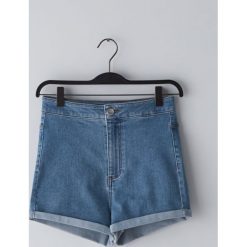 Jeansowe szorty high waist - Niebieski. Niebieskie szorty damskie Cropp, bez wzorów, z jeansu, z podwyższonym stanem. W wyprzedaży za 34,99 zł.