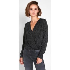 Koszulka "Olise" w kolorze czarnym. Czarne koszulki damskie Pieces, Vila, xs, bez wzorów, bez kołnierzyka, bez rękawów. W wyprzedaży za 64,95 zł.