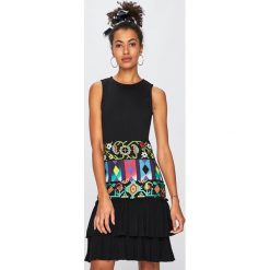 Desigual - Sukienka. Czarne sukienki damskie marki Desigual, na co dzień, s, z nadrukiem, z elastanu, casualowe, z okrągłym kołnierzem, bez rękawów, mini, proste. Za 379,90 zł.