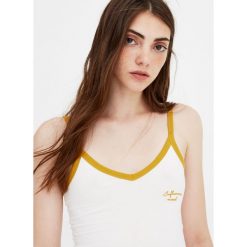 Top basic na ramiączkach retro. Niebieskie koszulki damskie marki Pull&Bear, bez wzorów, retro, bez kołnierzyka, bez rękawów. Za 19,90 zł.
