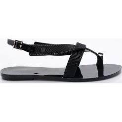 Melissa - Sandały Girl + Jason Wu. Czarne klapki damskie Melissa, bez wzorów, z gumy, bez obcasa, na płaskiej podeszwie. W wyprzedaży za 259,90 zł.