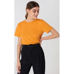 NA-KD Basic T-shirt basic - Orange. Pomarańczowe t-shirty damskie NA-KD Basic, z bawełny, z okrągłym kołnierzem. W wyprzedaży za 21,18 zł.