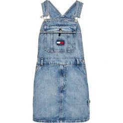 Sukienka jeansowa Tommy Jeans Dungaree Dress Crlt DW0DW08223. Niebieskie sukienki damskie Tommy Jeans, na co dzień, m, bez wzorów, z bawełny, bez kołnierzyka, bez rękawów, proste. Za 539,00 zł.