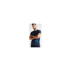 Koszulka krótki rękaw fitness cardio 500 męska. Niebieskie koszulki męskie DOMYOS, m, bez wzorów, z elastanu, bez kołnierzyka, z krótkim rękawem, krótkie, na fitness i siłownię. Za 59,99 zł.