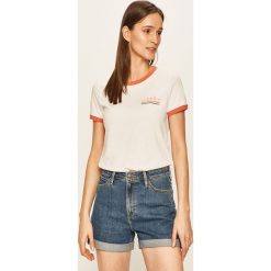 Lee - T-shirt. Białe bluzki damskie Lee, s, z nadrukiem, z bawełny, casualowe, z okrągłym kołnierzem. W wyprzedaży za 79,90 zł.