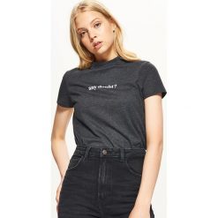 Koszulka z napisem - Szary. Szare t-shirty damskie Cropp, s, z napisami, bez kołnierzyka, bez rękawów. Za 39,99 zł.