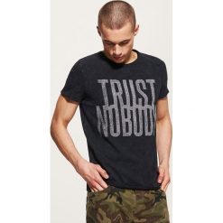 T-shirty męskie: T-shirt z dużym napisem – Szary