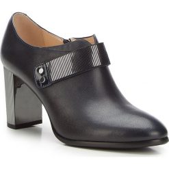 Buty damskie. Niebieskie botki damskie Wittchen, ze skóry, na wysokim obcasie, na obcasie, bez zapięcia. W wyprzedaży za 219,90 zł.