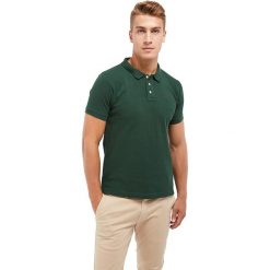Koszulka polo w kolorze zielonym. Zielone koszulki męskie Polo Club Men, s, z haftami, z bawełny, polo, bez rękawów. W wyprzedaży za 102,95 zł.