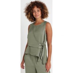 Vince Camuto RUFFLE HEM BLOUSE SIDE DRING Bluzka camo green. Czarne bluzki damskie marki Fille Du Couturier, z bawełny. Za 379,00 zł.