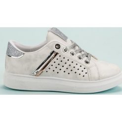 Szare Modne Buty Sportowe. Szare buty sportowe damskie ButyModne, z aplikacjami, sportowe. W wyprzedaży za 89,00 zł.