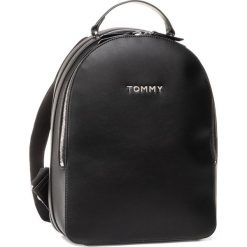 Plecak TOMMY HILFIGER - Tommy Staple Dome Backpack AW0AW08308 BDS. Czarne plecaki damskie TOMMY HILFIGER, bez wzorów, ze skóry ekologicznej, klasyczne. W wyprzedaży za 419,00 zł.