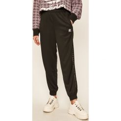 Adidas Originals - Spodnie. Czarne spodnie damskie adidas Originals, bez wzorów, z poliesteru. Za 229,90 zł.