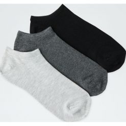Komplet skarpetek do kostek w kolorach czarnym i szarym. Szare skarpetki damskie Pull&Bear, bez wzorów. Za 29,90 zł.