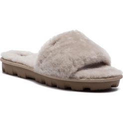 Kapcie UGG - W Cozette 1100892 W/Oys. Szare klapki damskie Ugg, bez wzorów, z wełny, bez obcasa. W wyprzedaży za 259,00 zł.