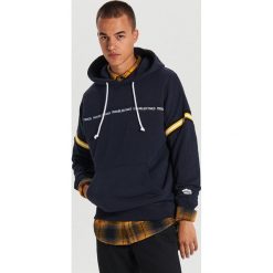 Bluza z kapturem - Granatowy. Niebieskie bluzy męskie Cropp, s, bez wzorów, z kapturem, bez rękawów, z kapturem. Za 129,99 zł.