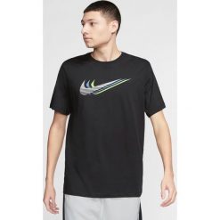 Nike Swoosh Koszulka Czarny. Czarne podkoszulki męskie Nike, xxl, z nadrukiem, z bawełny, bez kołnierzyka, z krótkim rękawem, krótkie. Za 85,95 zł.