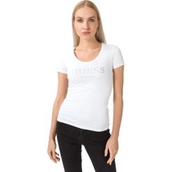 Guess Koszulka Biały. Białe koszulki damskie Guess, l, z nadrukiem, z elastanu, bez kołnierzyka, z krótkim rękawem. Za 130,95 zł.